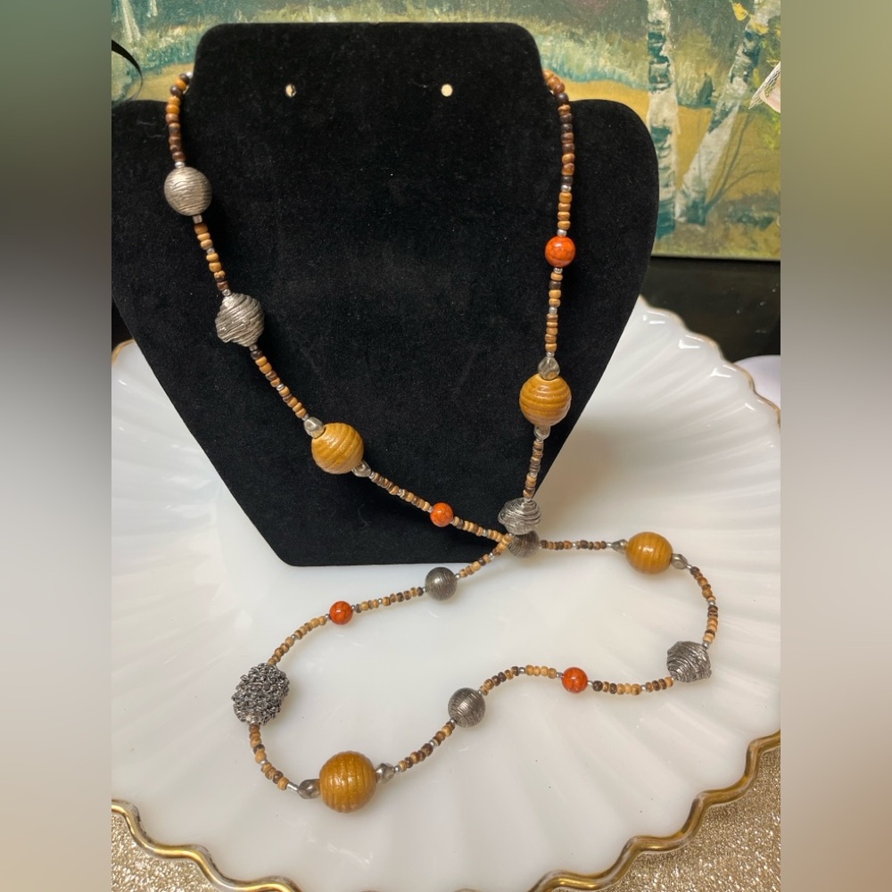 Elegant Beaded Necklace in Silver and Orange